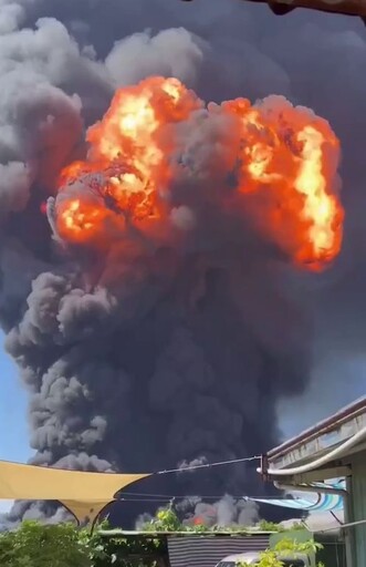 影/轟！台南工廠大火「核爆蕈狀雲」一片黑 目擊者：爆炸2聲就燒起來