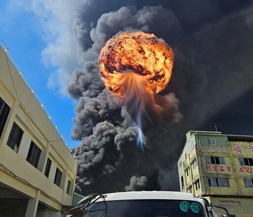 關緊窗！台南工廠大火炸出「黑煙蕈狀火球」 下風6區注意髒空氣來襲