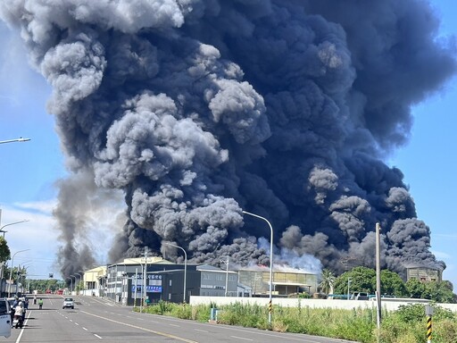 關緊窗！台南工廠大火炸出「黑煙蕈狀火球」 下風6區注意髒空氣來襲