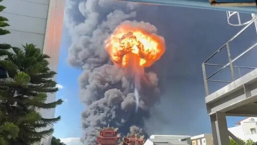 影/另角度恐怖空拍！台南工廠爆炸屋頂炸飛 農地拔起黑煙惡龍