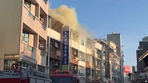 快訊/台南民宅「鐵皮加蓋佛堂」起火 1婦人遭濃煙嗆傷送醫搶救