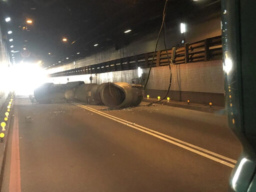 快訊/高雄過港隧道「鼓風機」遭撞墜地 紫爆回堵到碼頭