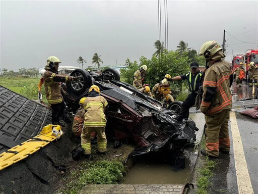 快訊/凱米颱風害的？國3新化段車衝出高架墜「平面道路」 父女送醫