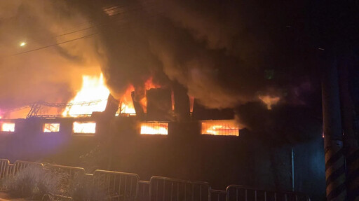 快訊/颱風夜大火！台中神岡鐵皮工廠燃燒2000平方公尺 幸無人員傷亡
