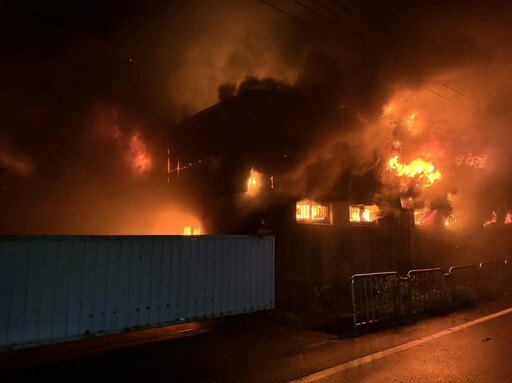 快訊/颱風夜大火！台中神岡鐵皮工廠燃燒2000平方公尺 幸無人員傷亡