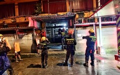 颱風夜新北樹林印刷廠冒白煙 儲存3噸鹽酸外洩緊急疏散2人