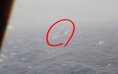 影/怒海搜救片！「福順輪」沉沒9船員失蹤3人獲救 空勤出動黑鷹直升機