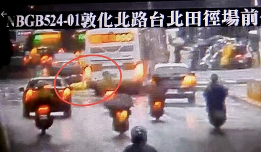 快訊/台北小巨蛋前等紅燈遭公車追撞 機車騎士險被輾過影片曝光