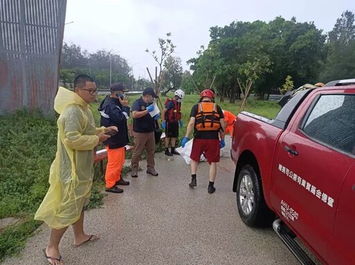 快訊/台南鯤鯓路海堤驚見男子載浮載沉！救起已無呼吸心跳 身分待釐清