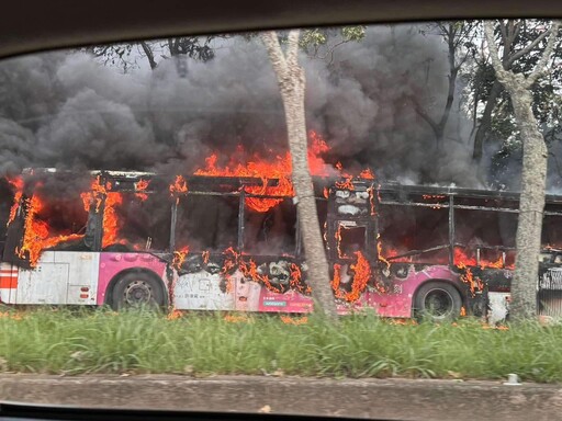 快訊/燒成火球驚悚畫面曝！台中公車突「起火燃燒」 乘客嚇壞緊急逃命
