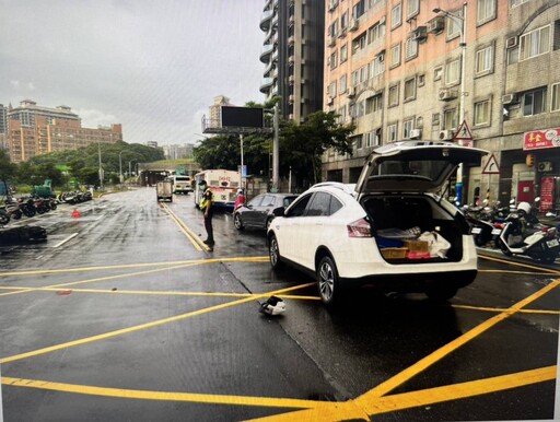 快訊/驚悚一刻曝！淡水7旬翁「減速待轉」遭撞飛 「人車分離」甩兩邊