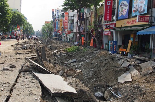 影/夜半揪心60秒！高雄氣爆逾10年 「事發日」警消閃燈鳴笛悲憶殉職同事