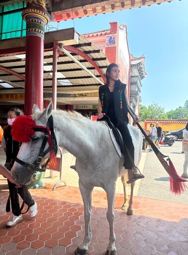 台南關公女乩身騎馬持關刀引熱議 正妹真實身分竟是26歲4寶媽