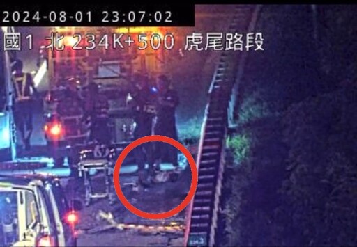 快訊/國道嚴重車禍！ 國1北上234k「5車追撞、1人受困變形車頭內」