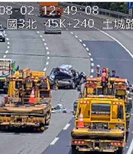 快訊/國3北向嚴重車禍！45k土城段「4車追撞車身全毀」60歲男頭部受傷