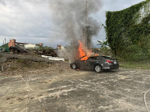 快訊/嘉義驚悚火燒車！高中籃球場小客車遭火球吞噬 駕駛成焦屍