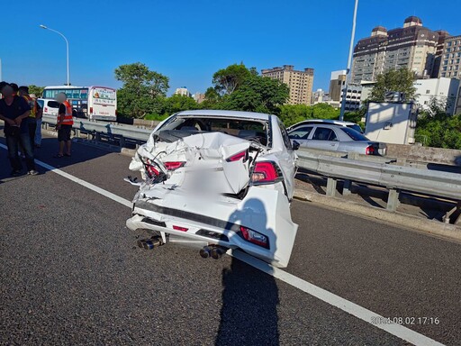 快訊/重大車禍！國1南向60.9公里中壢段4車連環追撞 1人胸悶急送醫