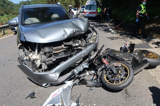 快訊/休旅車北宜公路對決大型重機！「它」車頭全毀氣囊爆開 幸傷勢輕微