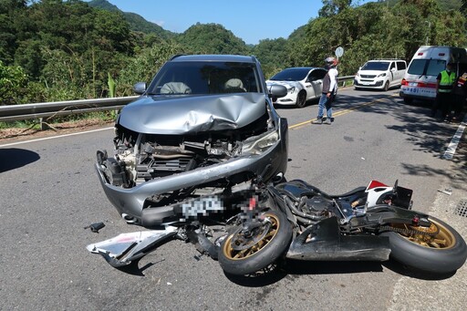 快訊/休旅車北宜公路對決大型重機！「它」車頭全毀氣囊爆開 幸傷勢輕微