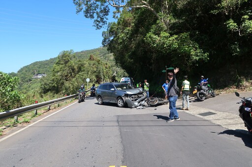 快訊/休旅車北宜公路對決大型重機！「它」車頭全毀氣囊爆開 幸傷勢輕微