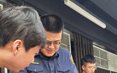 影/逃家片！非洲嬌客溜出門「龜速」逛大街 警化身保母幫找回「歸宿」