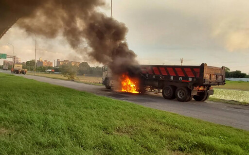 影/台84線麻豆交流道火燒車！砂石車油箱爆炸黑煙狂竄 駕駛及時逃生