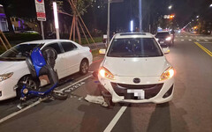 影/鬼門剛開就「鬼遮眼」？高雄女騎士「逆向」衝兩轎車 驚悚倒立讓人發毛