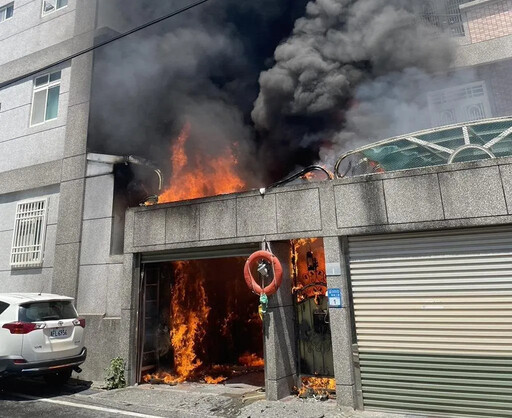 快訊/鋰電池又惹禍！花蓮車庫燒起來 火舌燒穿2樓…濃濃黑煙超嚇人