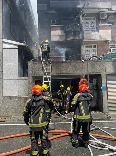 快訊/鋰電池又惹禍！花蓮車庫燒起來 火舌燒穿2樓…濃濃黑煙超嚇人