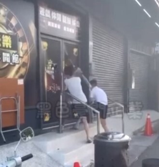 影/囂張又蠻橫！朴子人夫率球棒隊狂砸妻子店 狠勁就像砍大樹