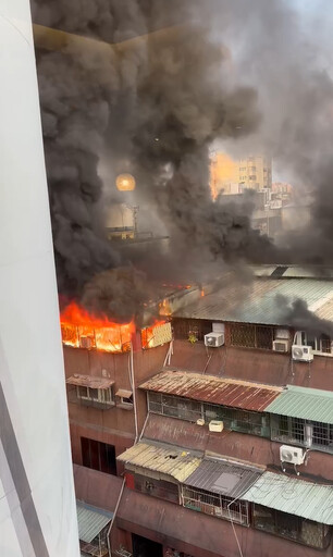 快訊/台中公寓爆大火！6樓全面燃燒 火舌黑煙竄出鐵窗