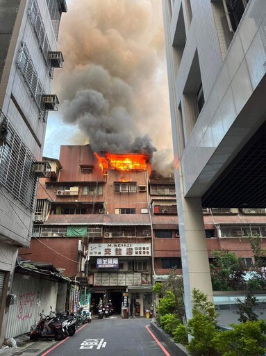 快訊/台中公寓爆大火！6樓全面燃燒 火舌黑煙竄出鐵窗