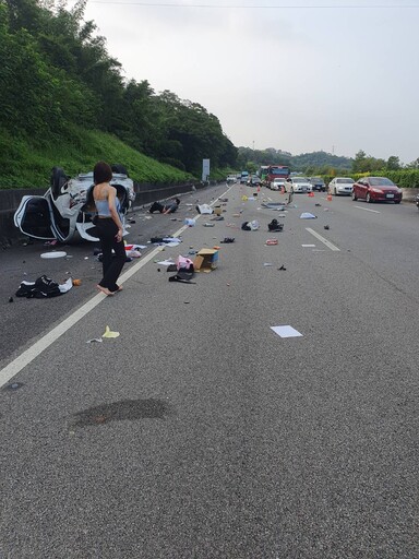 快訊/上班注意！國1一早「2車追撞」 白色轎車翻覆「四腳朝天」