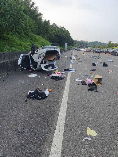 快訊/上班注意！國1一早「2車追撞」 白色轎車翻覆「四腳朝天」