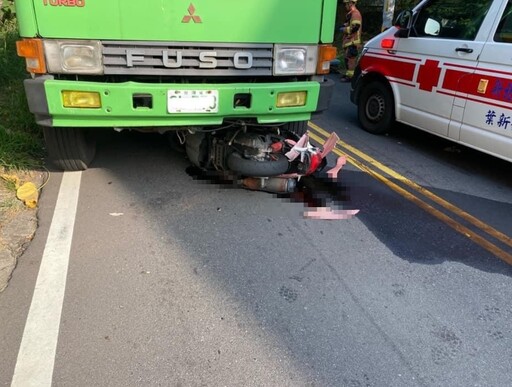 快訊/五股恐怖車禍！大貨車輾過機車 騎士遭撞斷腿送醫搶救中