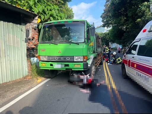 快訊/五股恐怖車禍！大貨車輾過機車 騎士遭撞斷腿送醫搶救中