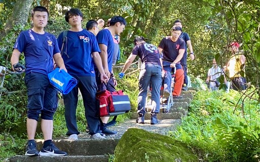 男子土城爬山呼吸困難肢體麻痺 消防人員合力搬運下山救命