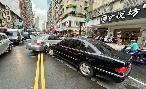 快訊/高雄賓士車暴衝24車受損 現場如「保齡球瓶全倒」肇事駕駛送醫