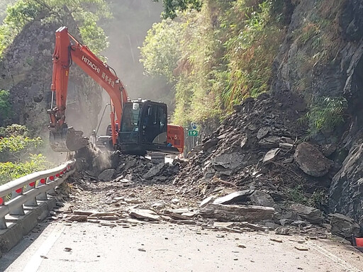 快訊/南橫新武路段清晨土石坍方！緊急搶修 08:50已恢復通車