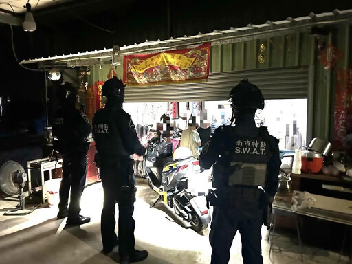 影/台南鷹眼神助攻！天九牌賭場藏偏僻鐵皮屋逮45人