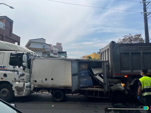 影/三峽嚴重連環撞！小貨車遭「追尾猛撞」淪夾心 48歲男脫困幸無礙