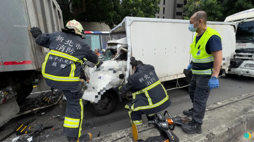 影/三峽嚴重連環撞！小貨車遭「追尾猛撞」淪夾心 48歲男脫困幸無礙