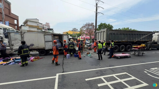 影/三峽嚴重連環撞！小貨車遭「追尾猛撞」淪夾心 48歲男脫困幸無礙