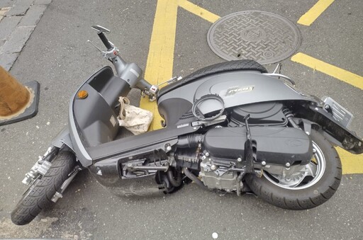 影/驚悚瞬間曝！北市小貨車巷子內撞飛機車 女騎士心臟破裂傷重不治