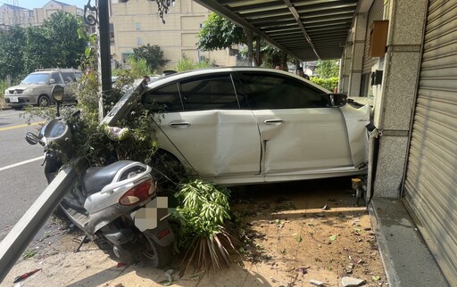 快訊/撞擊瞬間曝！林口BMW跑車失控「飄移甩尾」 衝撞民宅2人受傷送醫