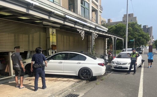 快訊/撞擊瞬間曝！林口BMW跑車失控「飄移甩尾」 衝撞民宅2人受傷送醫