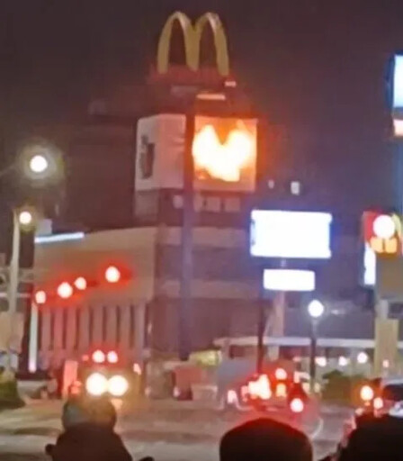 快訊/這也太恐怖了！嘉義汽車旅車招牌「懸空燃燒揮動」 火花直落地嚇壞行人