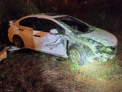 快訊/國1高科段19歲男撞進匝道旁草叢 白車披上迷彩衣