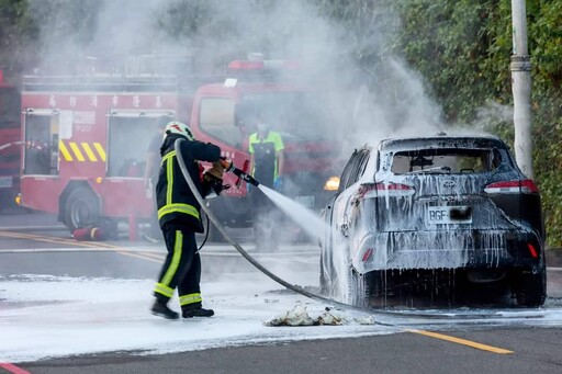 快訊/陷火海驚悚畫面曝！基隆外木山湖海路「清晨火燒車」！休旅車全面燃燒