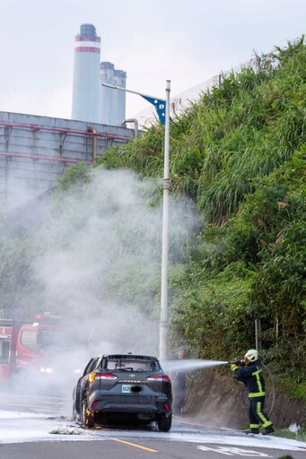 快訊/陷火海驚悚畫面曝！基隆外木山湖海路「清晨火燒車」！休旅車全面燃燒